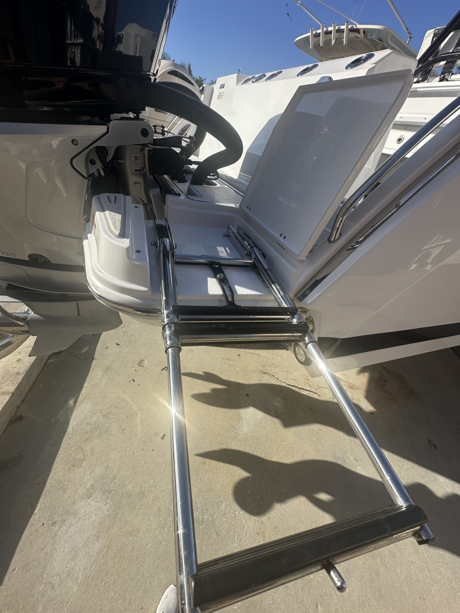 Blackfin 272 CC - Cockpit Latter 
