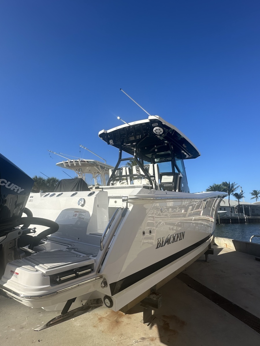 Blackfin 272 CC - Aft Profile
