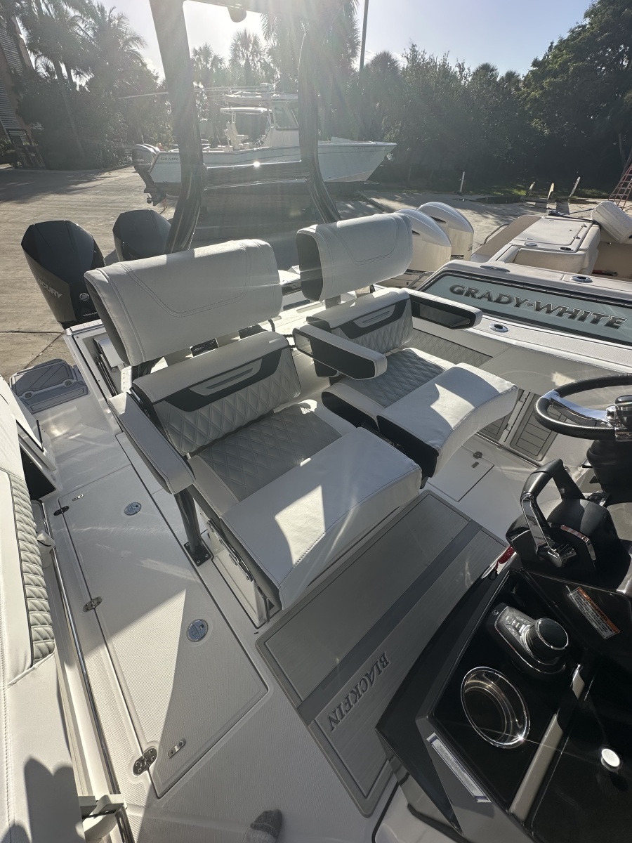 Blackfin 272 CC - Helm Seating