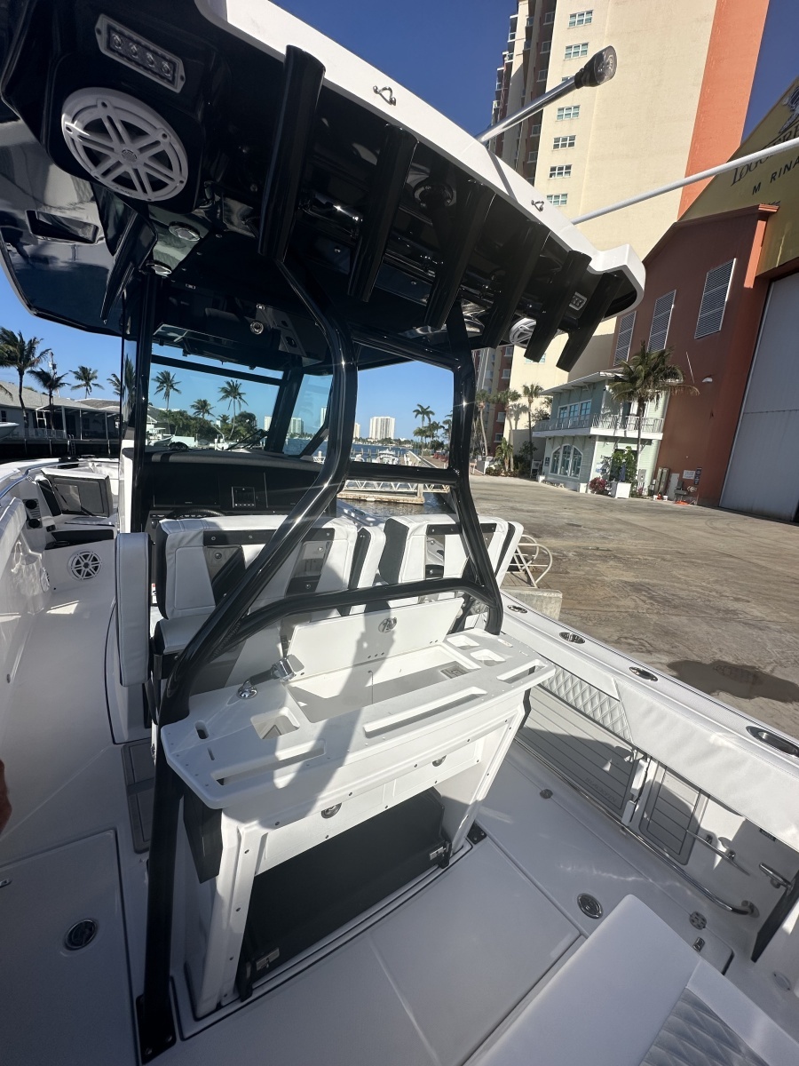 Blackfin 272 CC - Helm Station