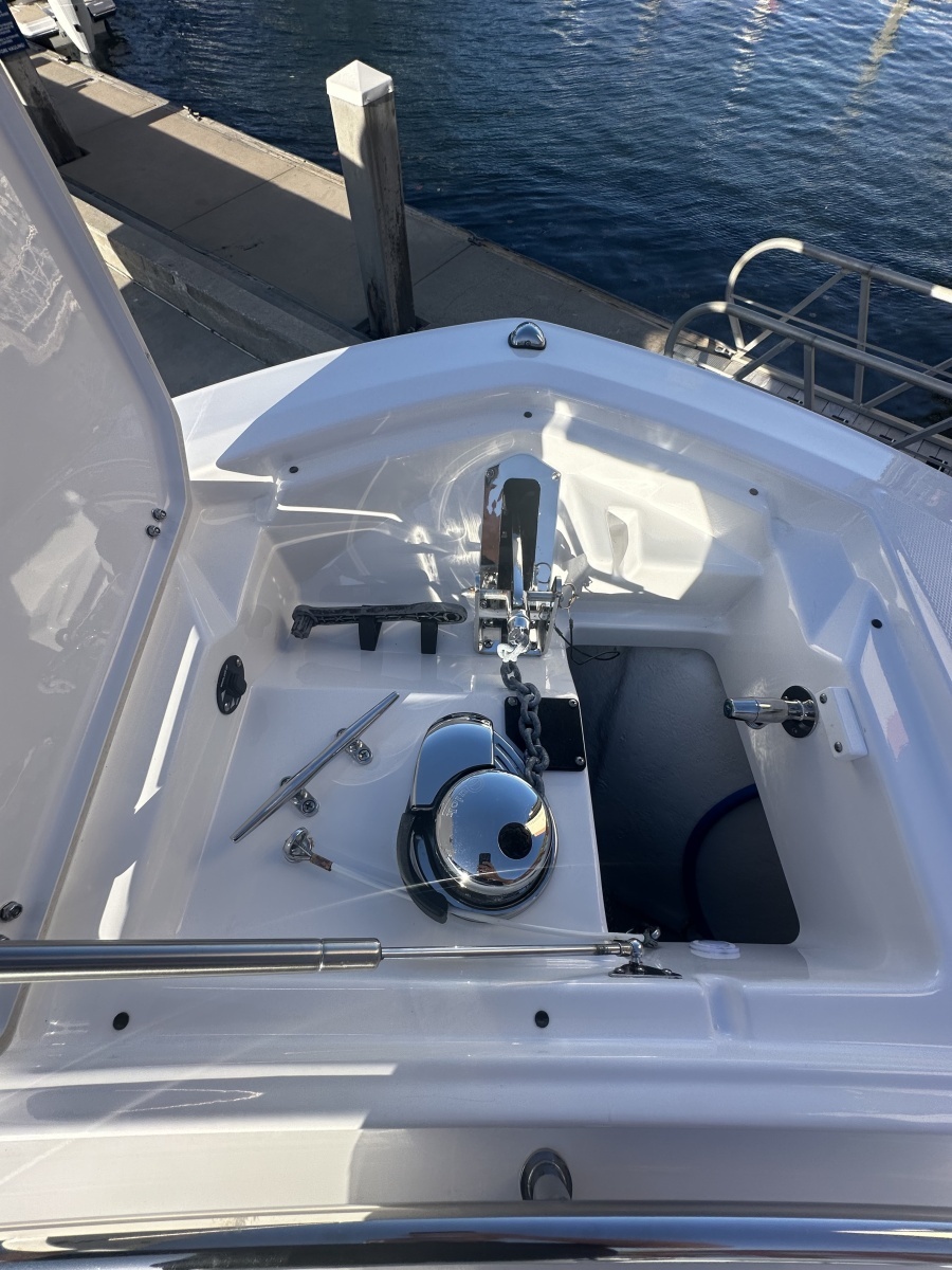 Blackfin 272 CC - Anchor Locker