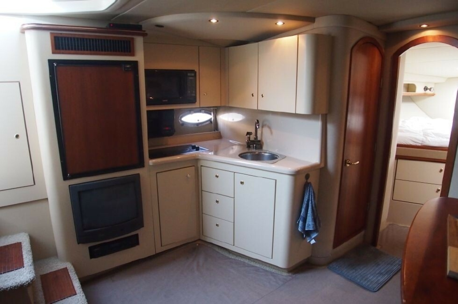 2002 Cruisers Yachts 3572