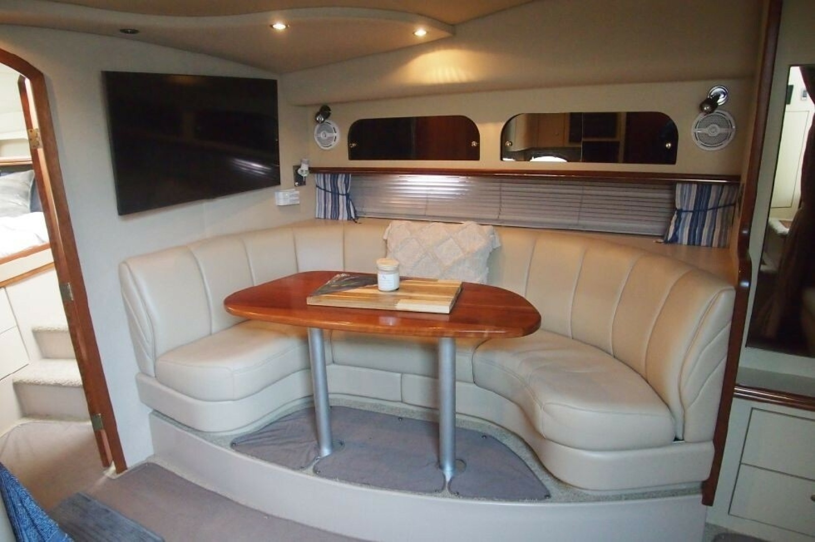 2002 Cruisers Yachts 3572