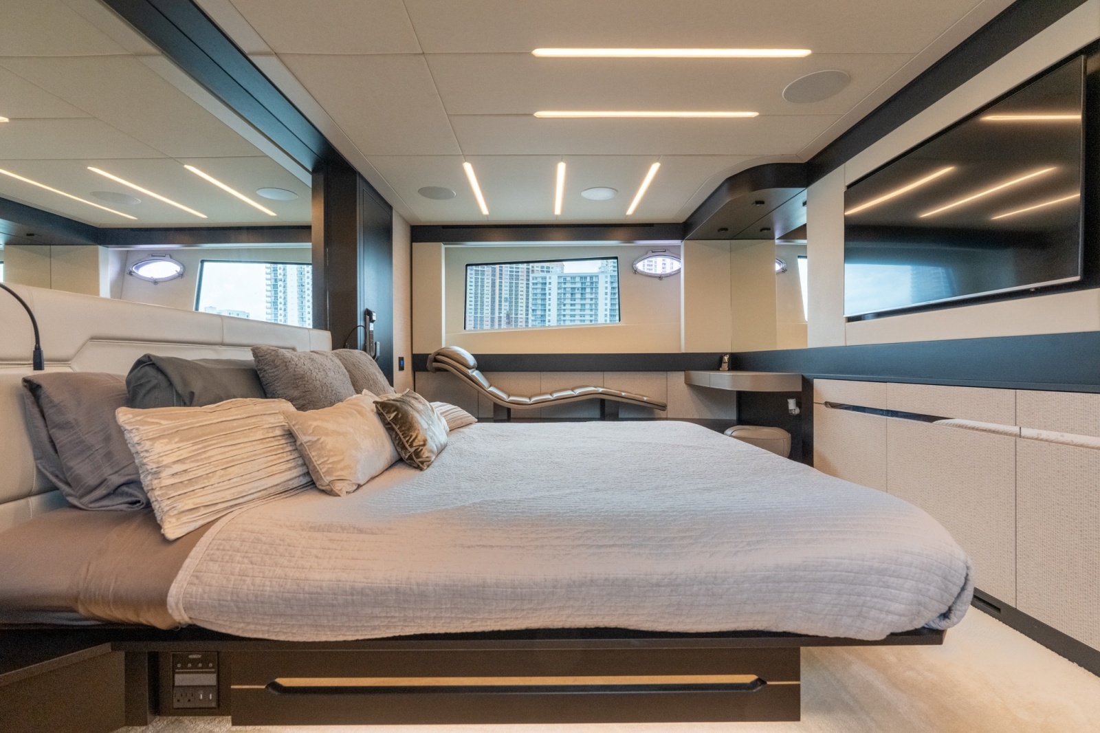 83ft Pershing Yacht For Sale