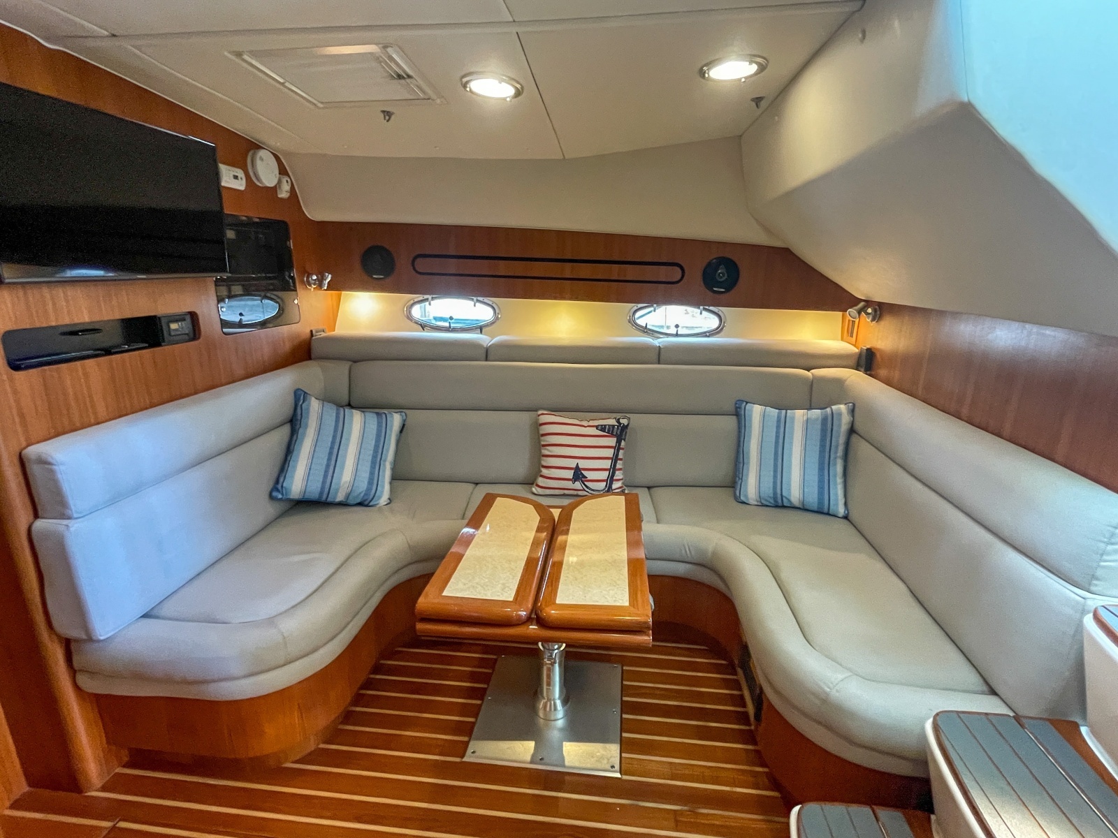 2004 Tiara 3800 Open folding salon table
