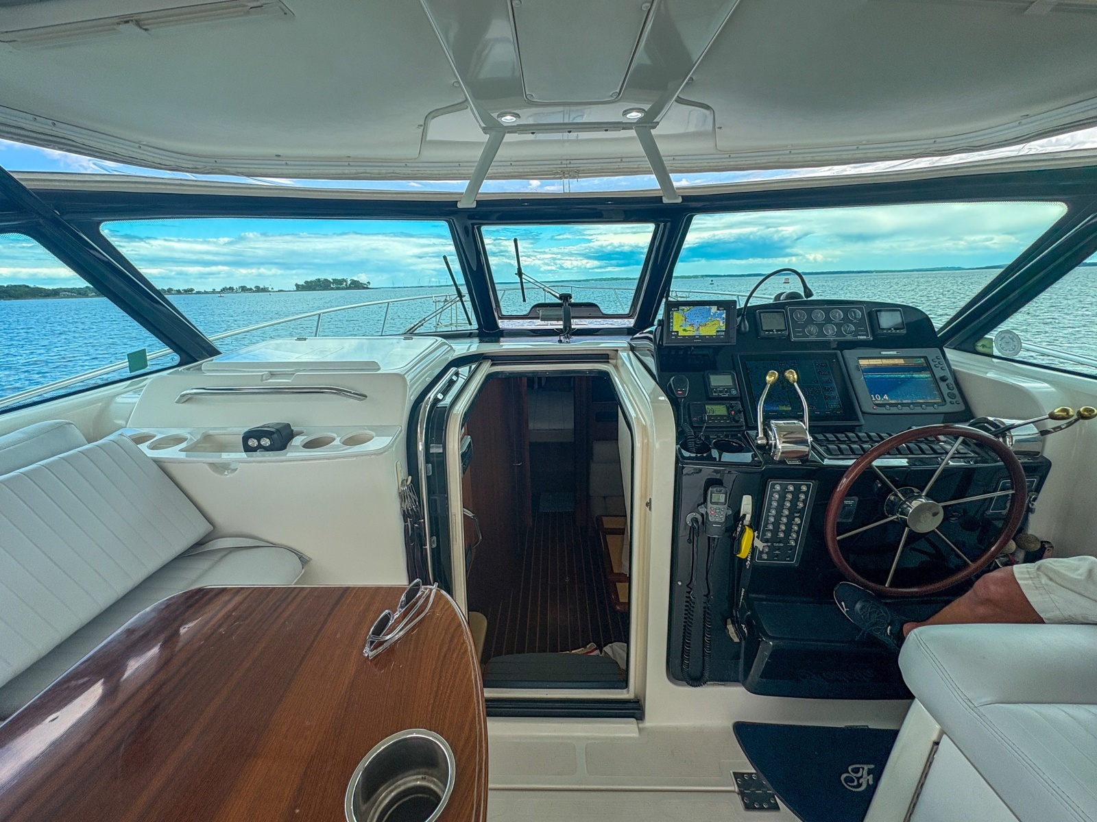 2004 Tiara 3800 Open companionway