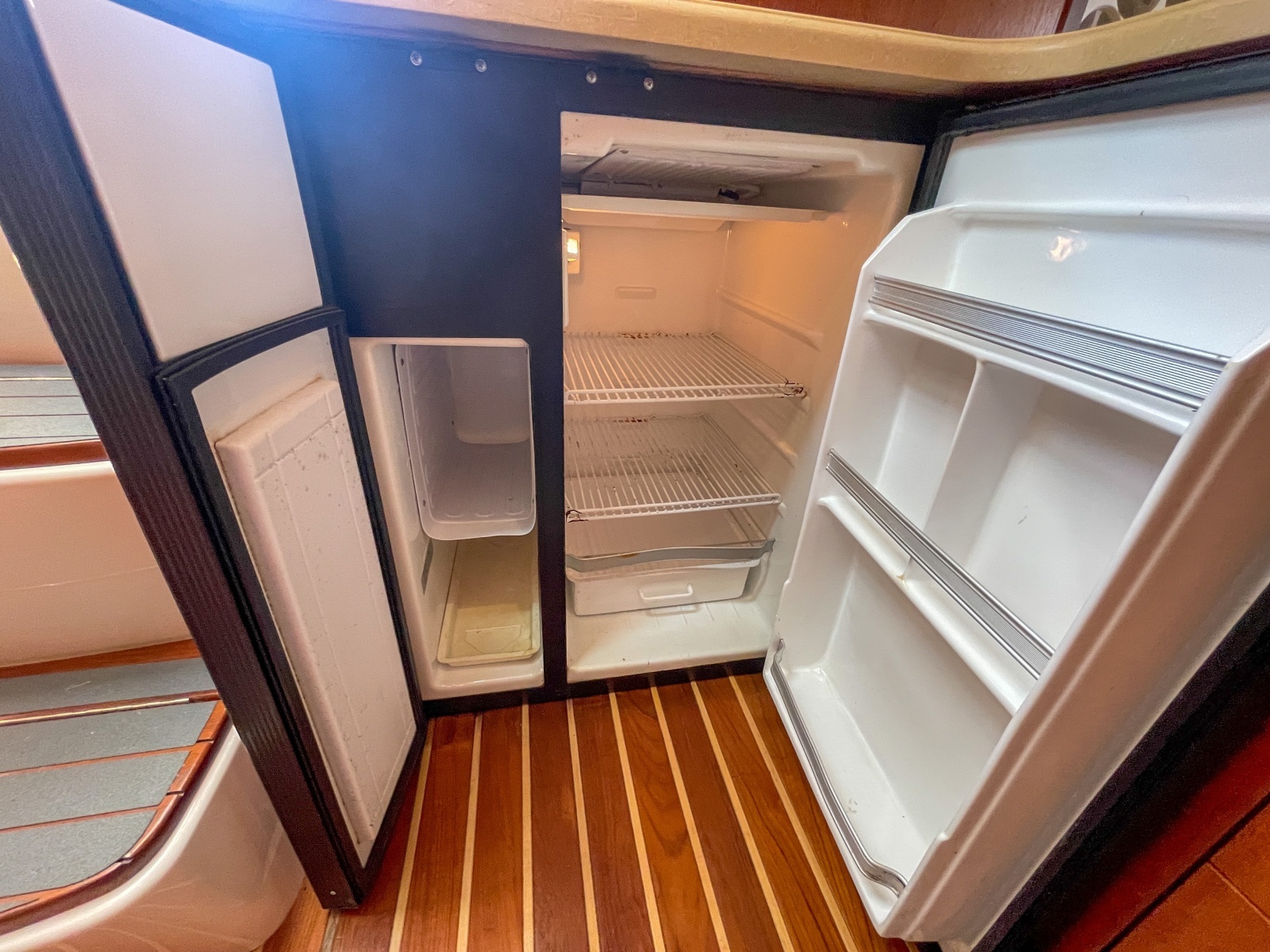 2004 Tiara 3800 Open side-by-side refrigerator