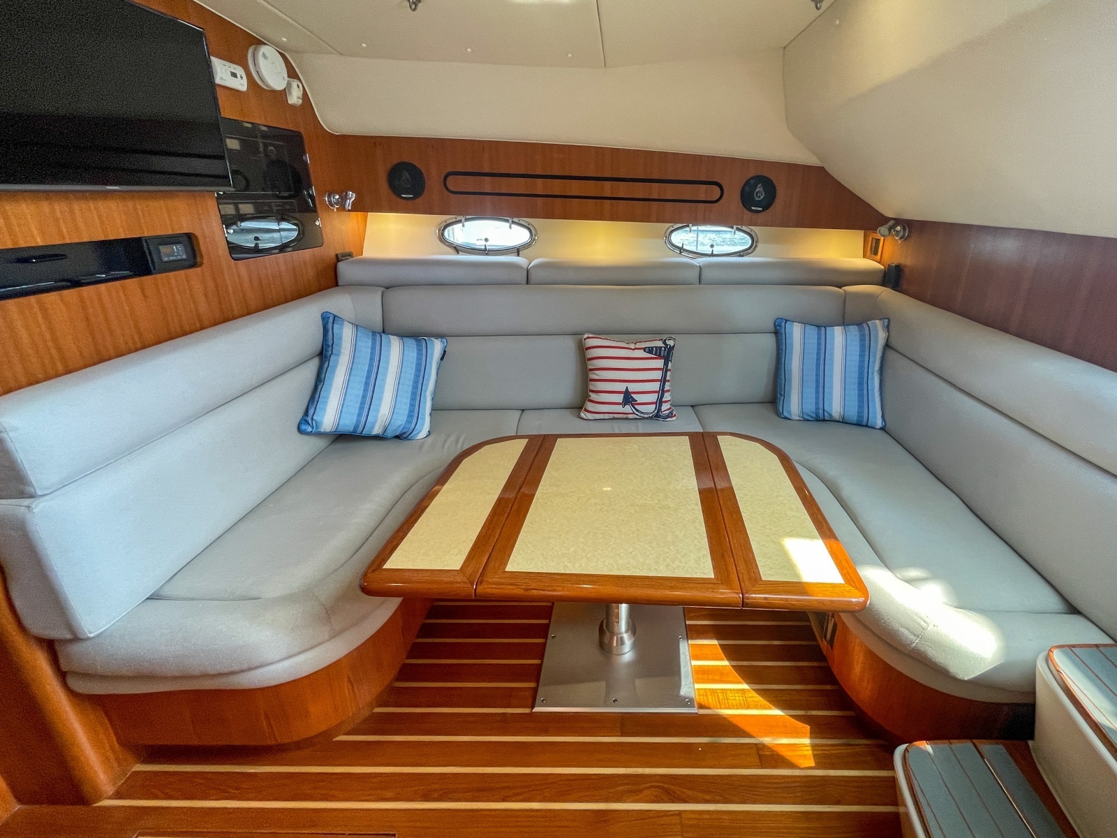 2004 Tiara 3800 Open U-shaped salon seating
