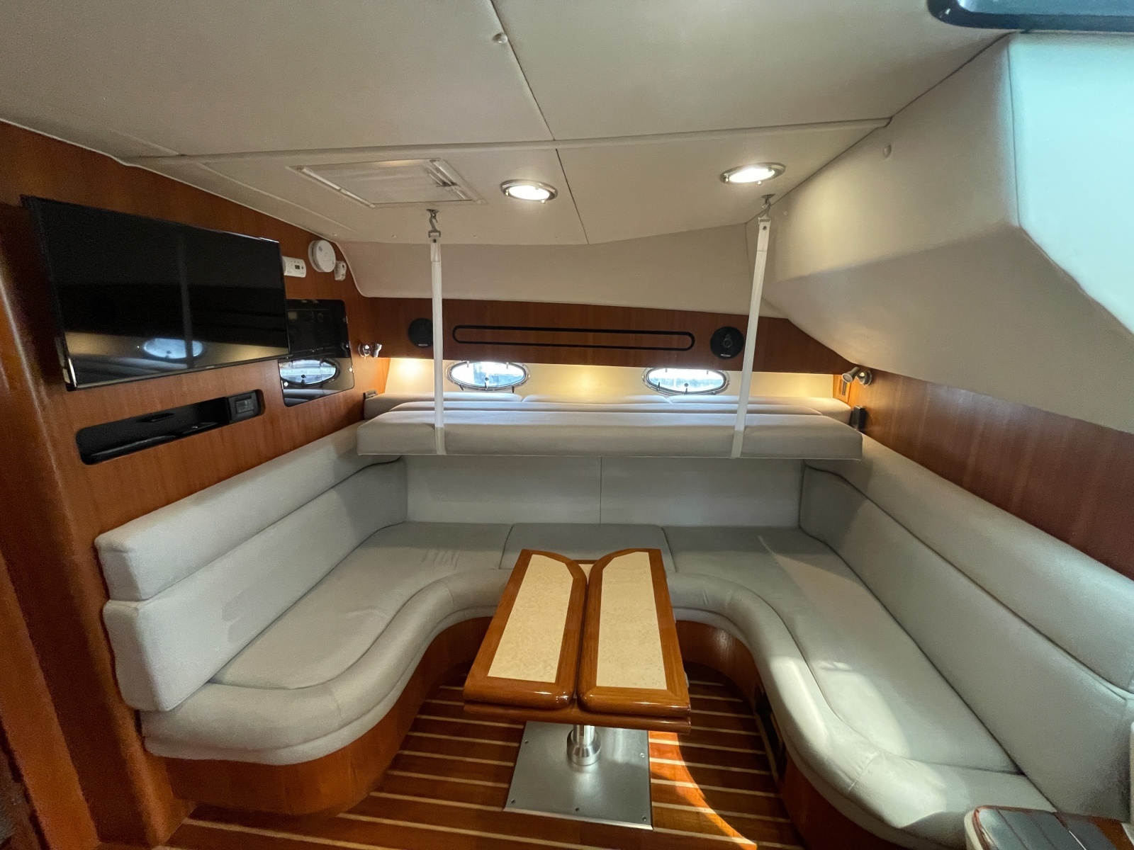 2004 Tiara 3800 Open trundle bed down