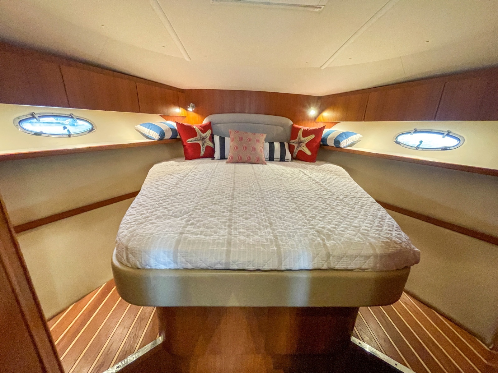 2004 Tiara 3800 Open owner's cabin