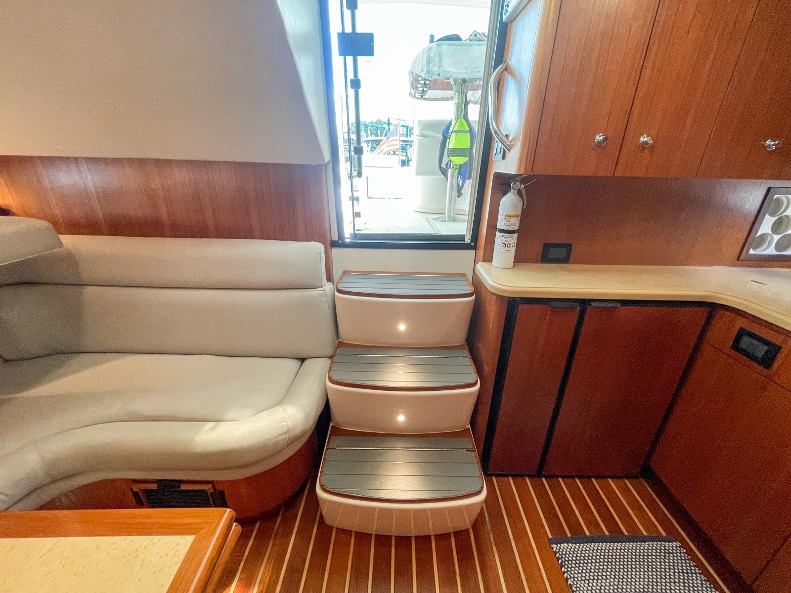 2004 Tiara 3800 Open salon companionway