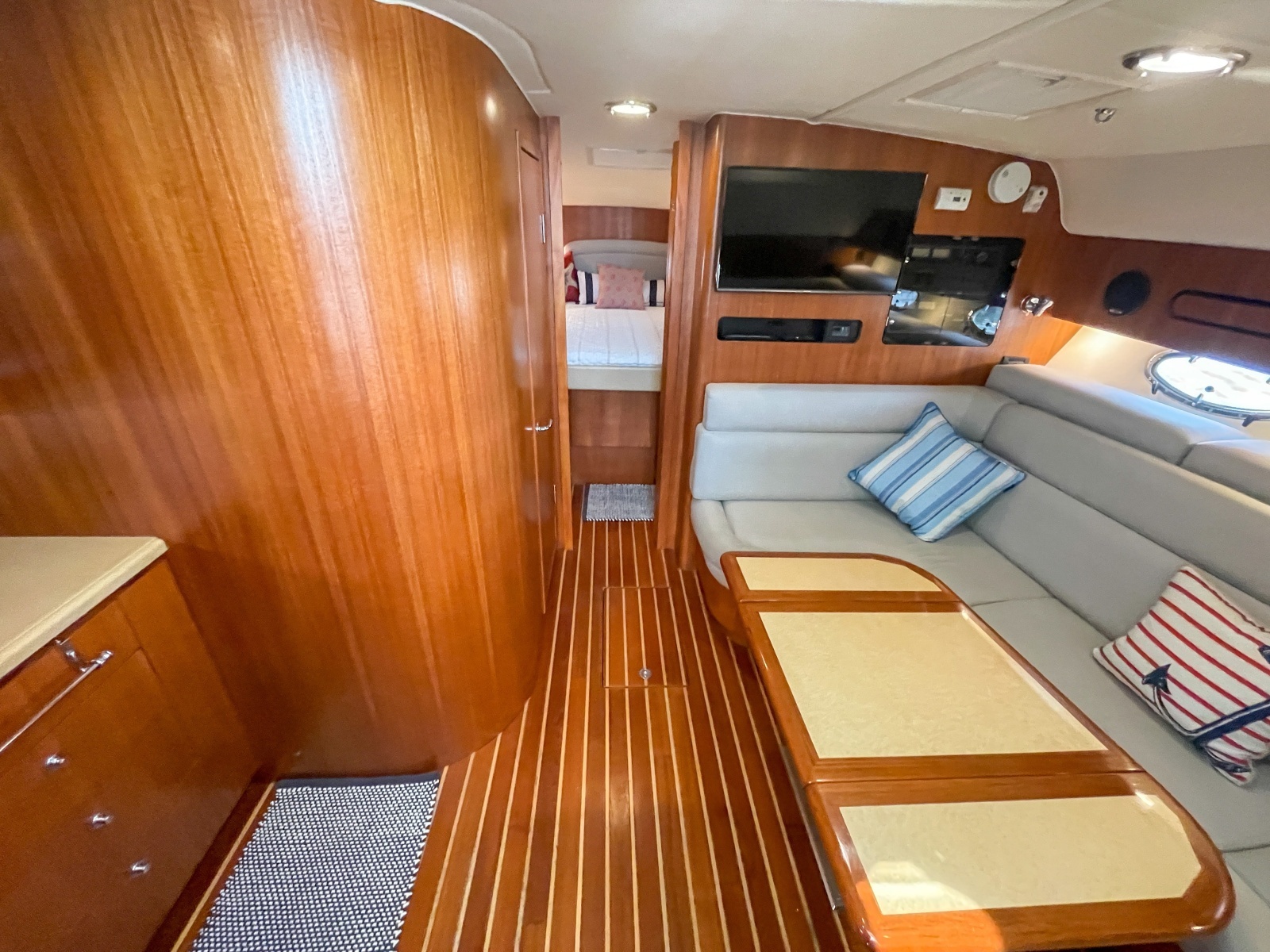 2004 Tiara 3800 Open starboard salon