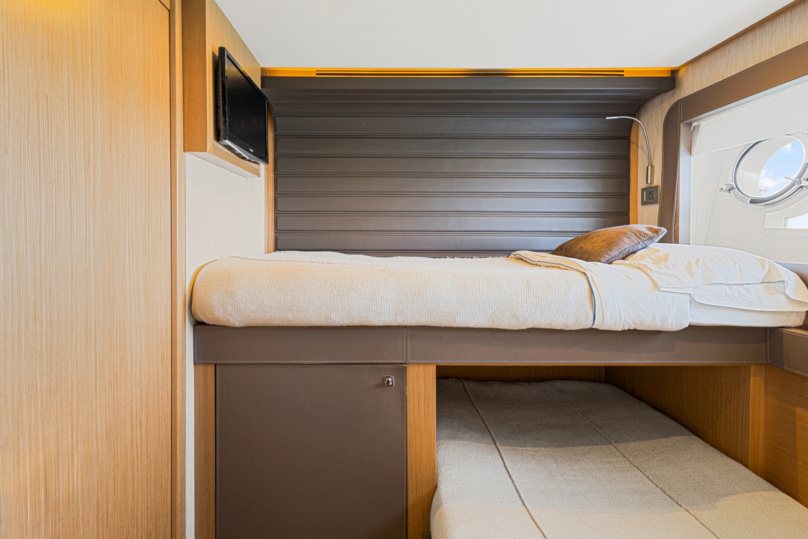 2013 Ferretti Yachts F800