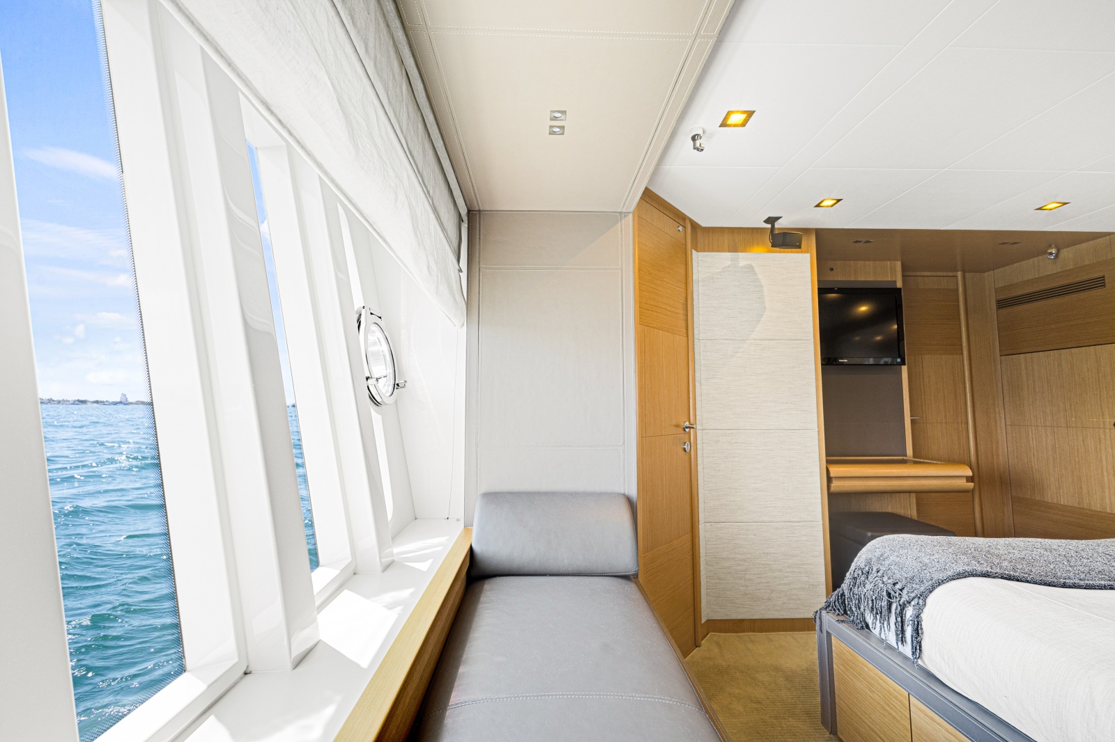 2013 Ferretti Yachts F800