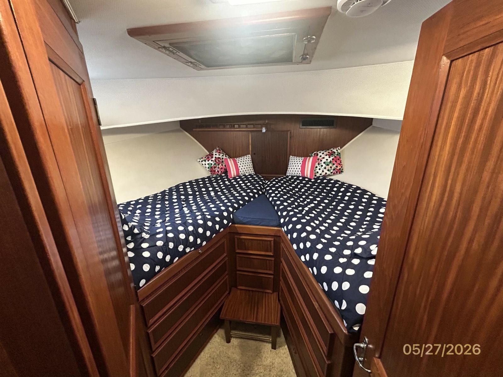 42' Hatteras guest stateroom