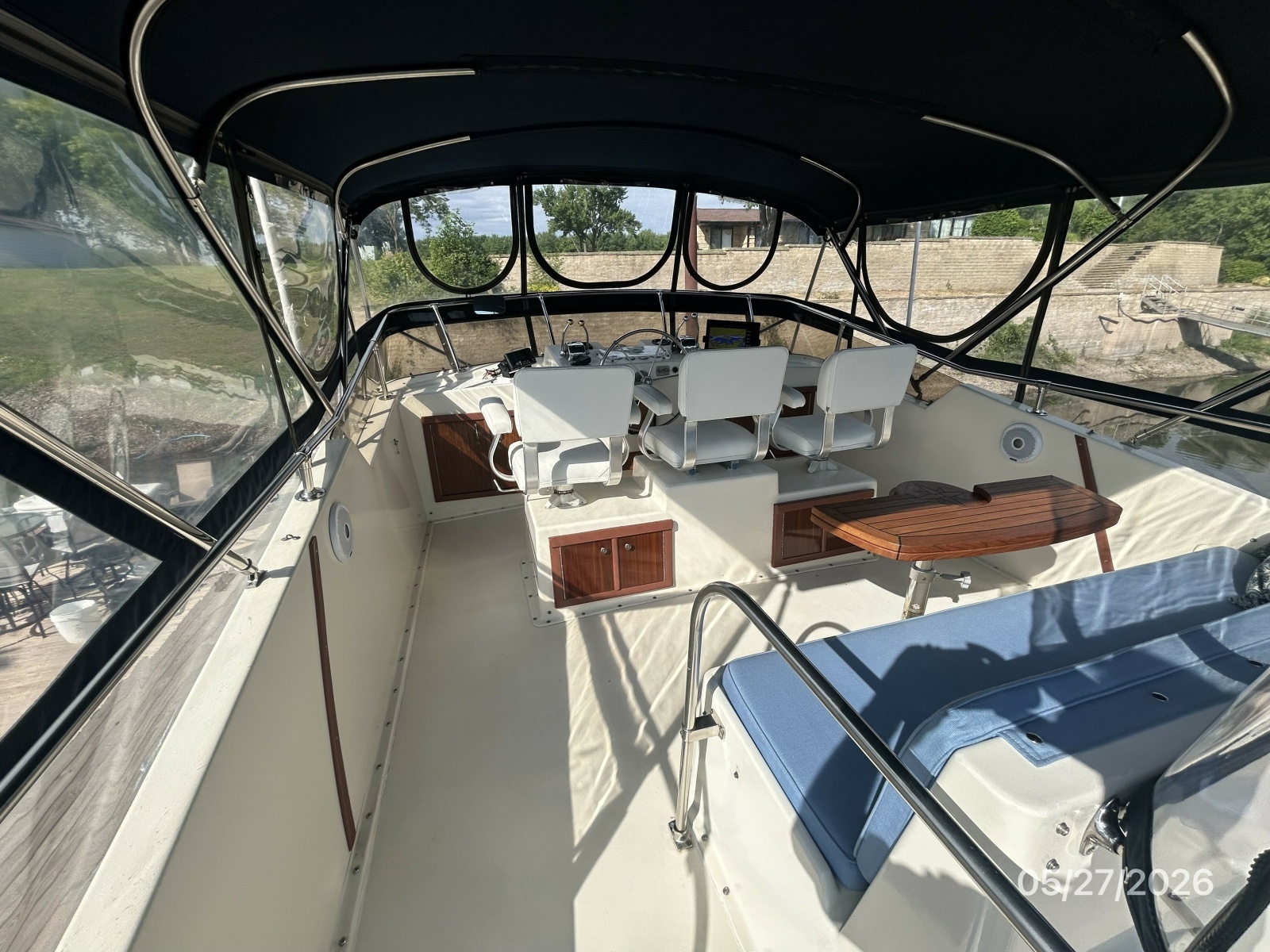 42' Hatteras flybridge forward