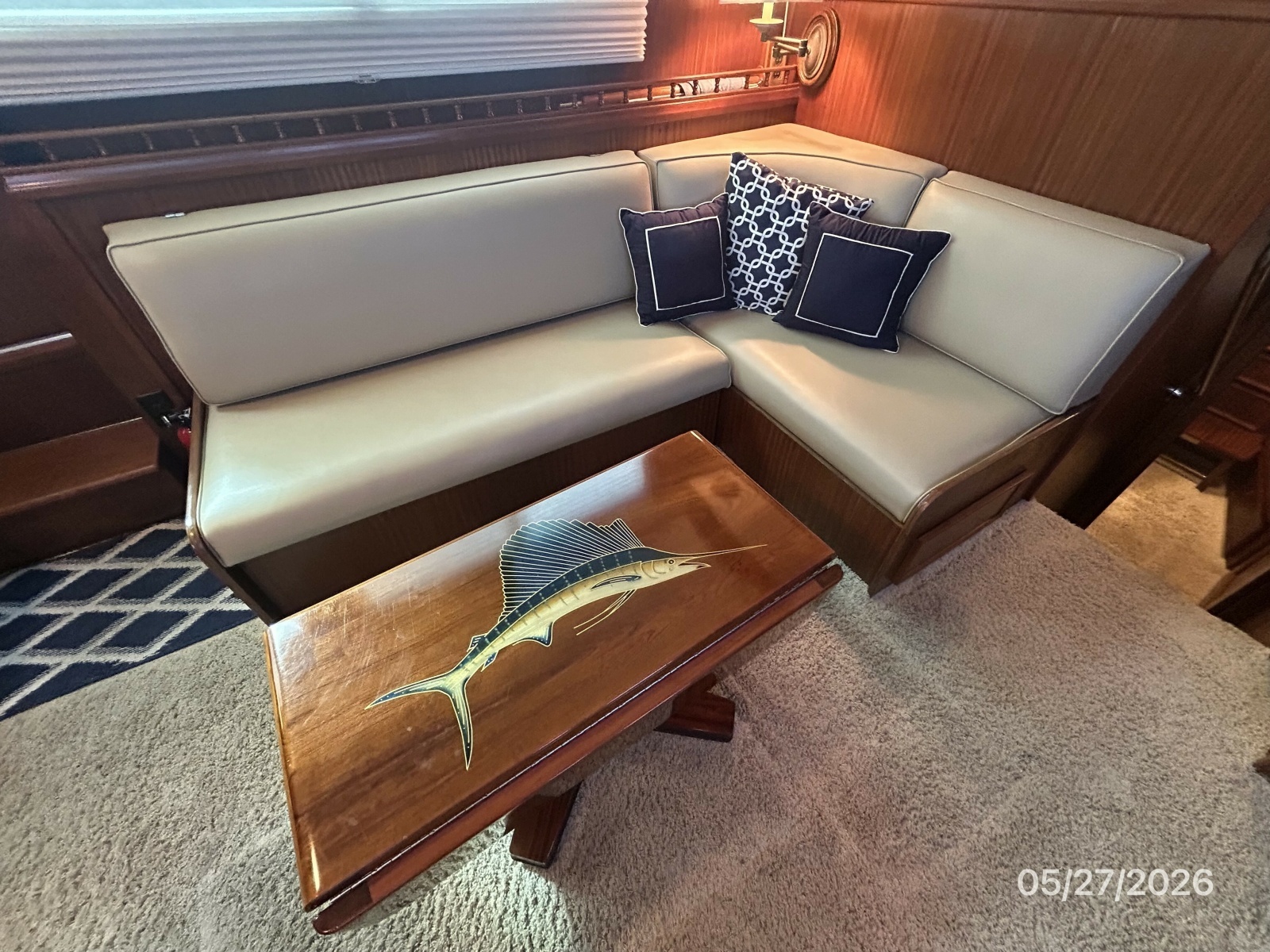 42' Hatteras salon seating1