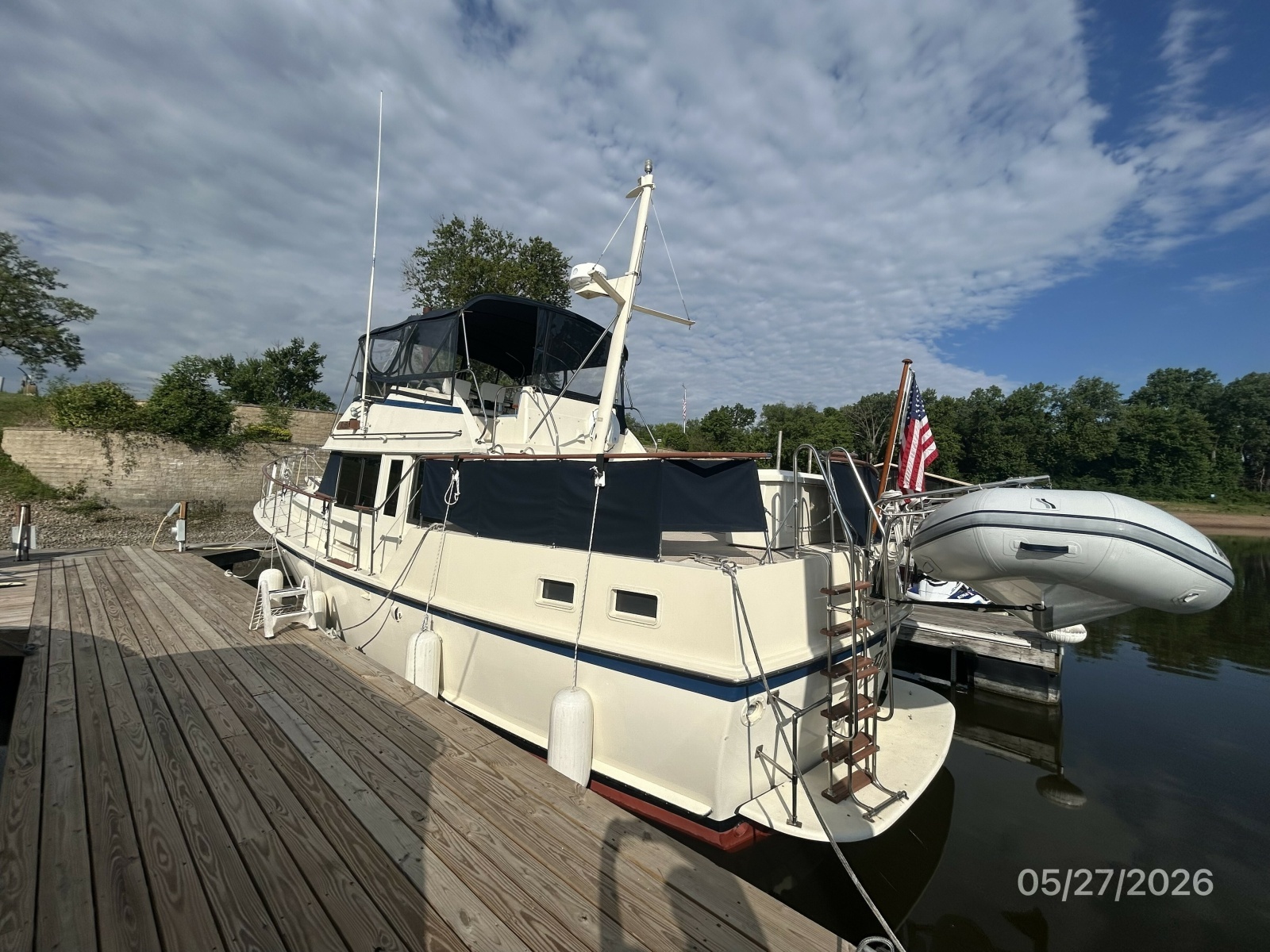 42' Hatteras port aft profile