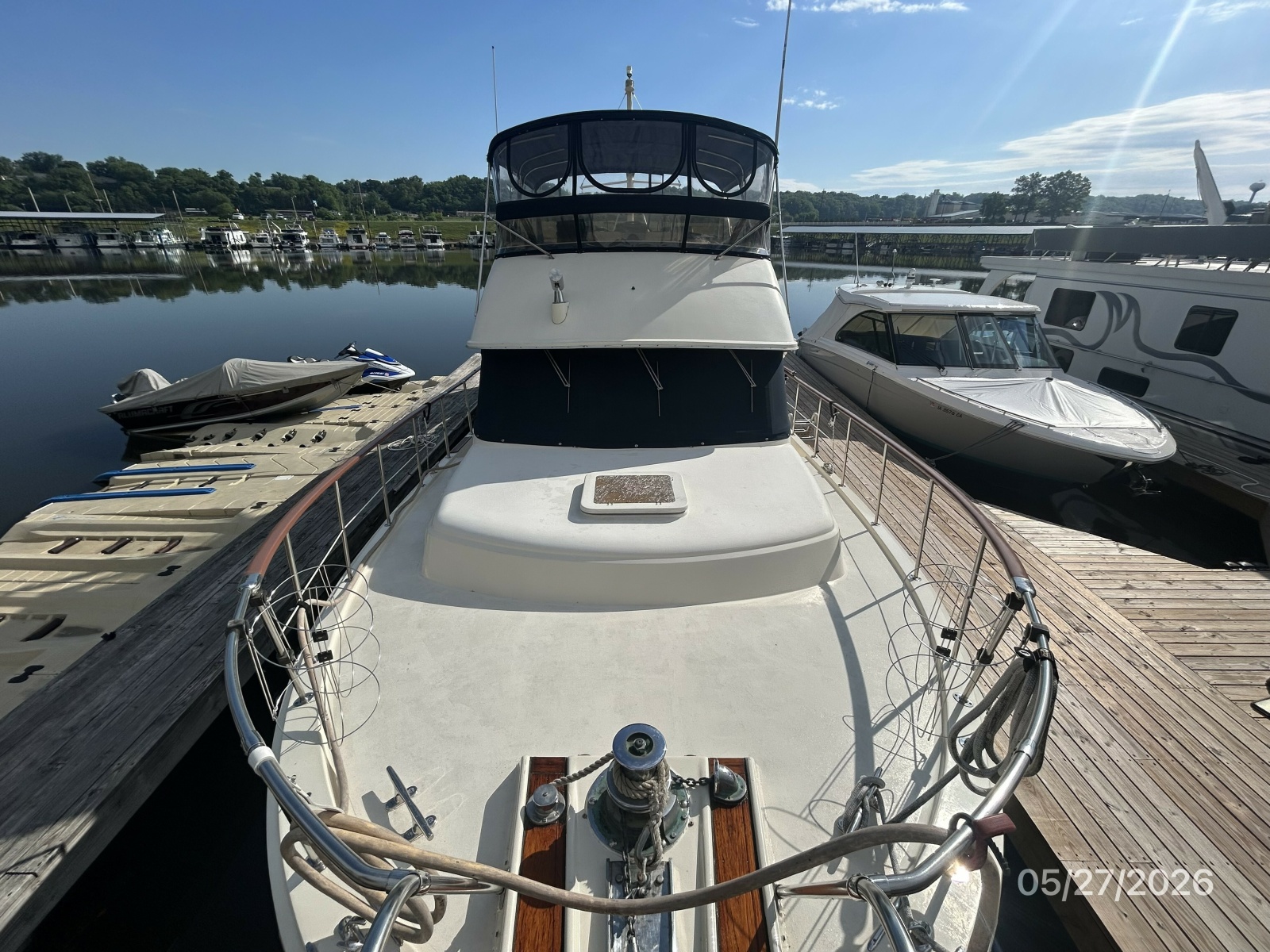 42' Hatteras foredeck aft