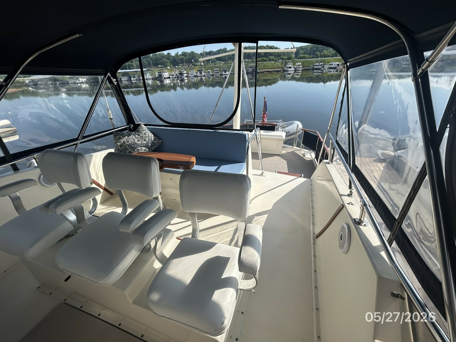 42' Hatteras flybridge aft