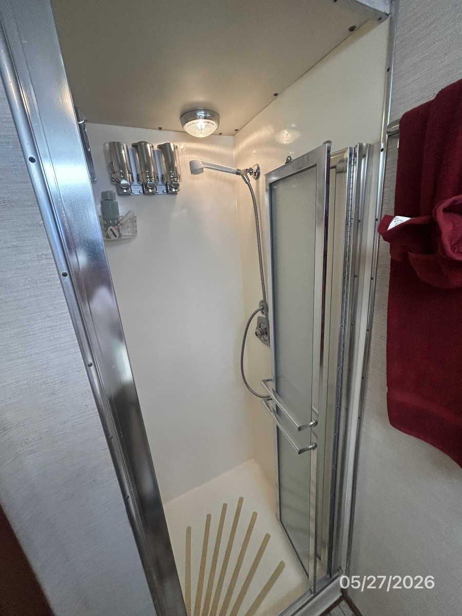 42' Hatteras master stateroom shower