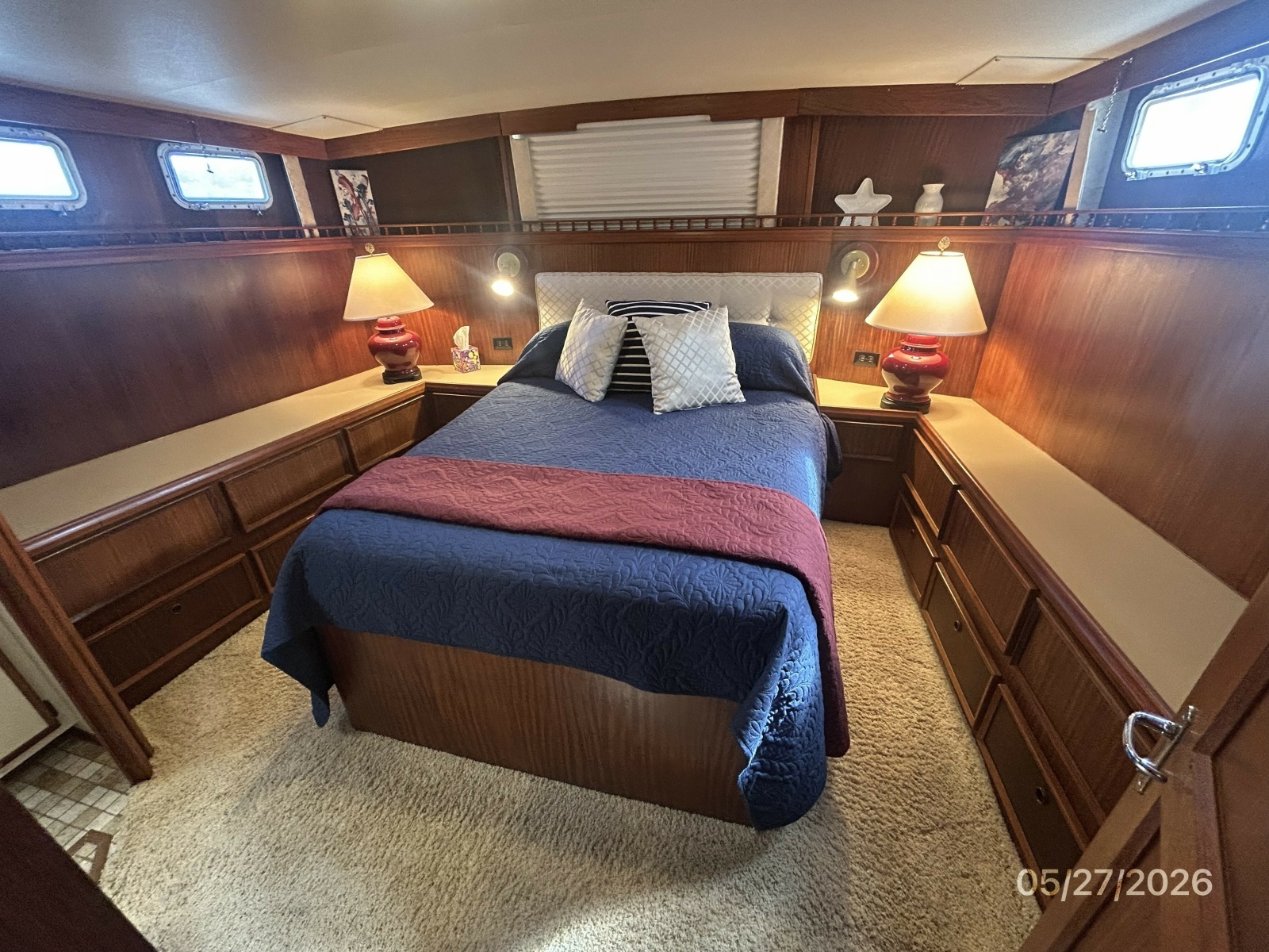 42' Hatteras master stateroom