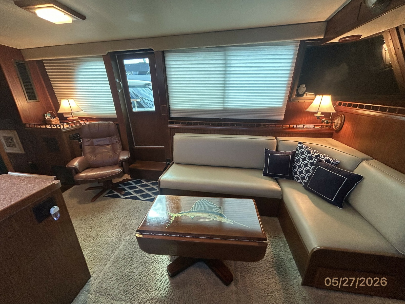 42' Hatteras salon port