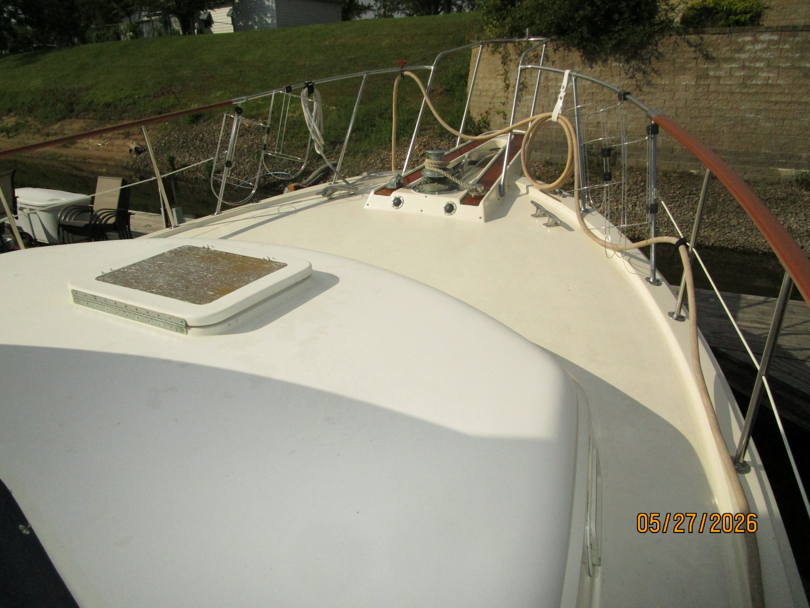 42' Hatteras foredeck2