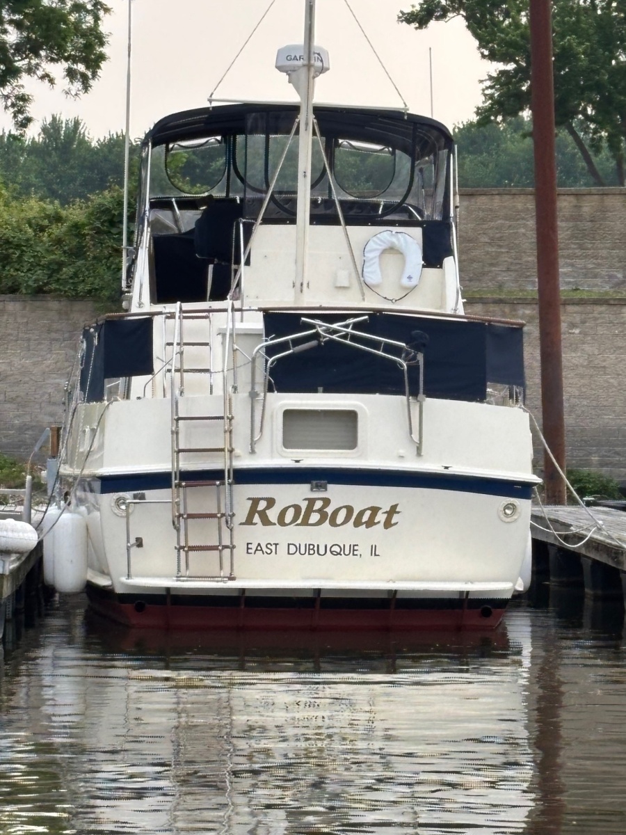 42' Hatteras aft profile