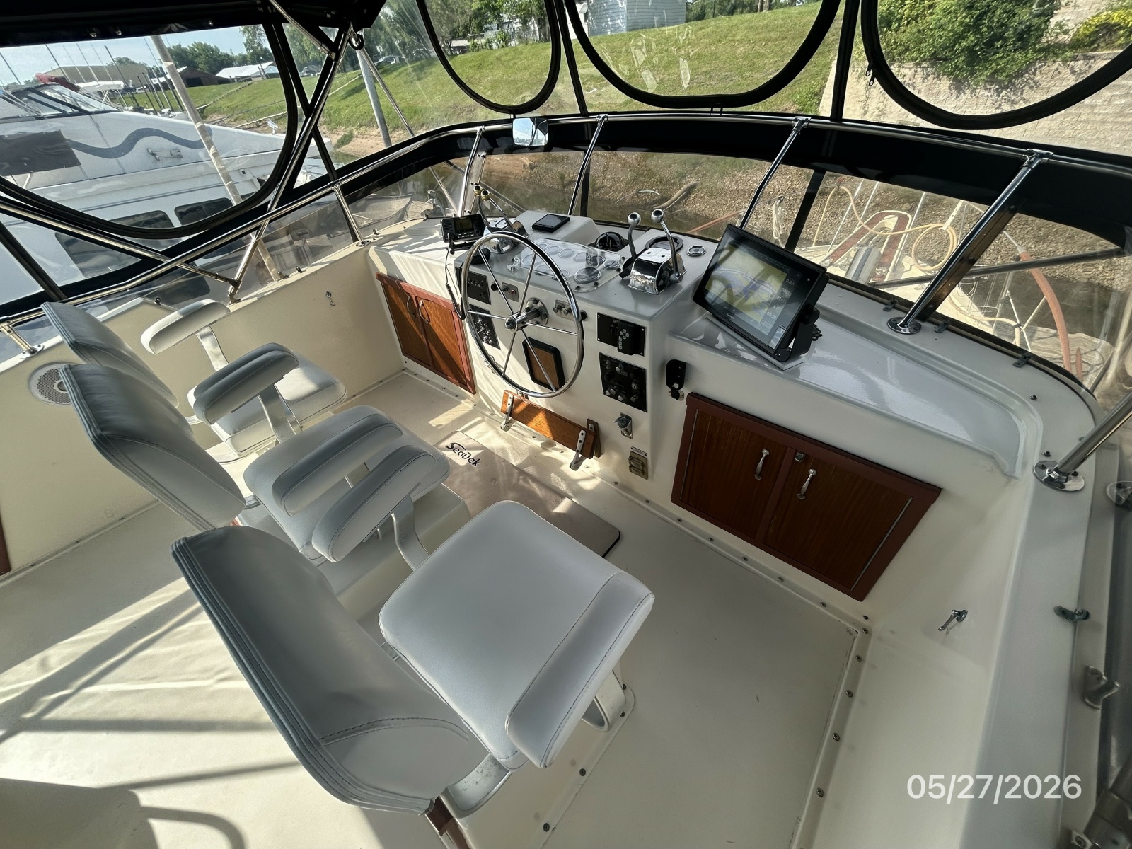 42' Hatteras flybridge helm1