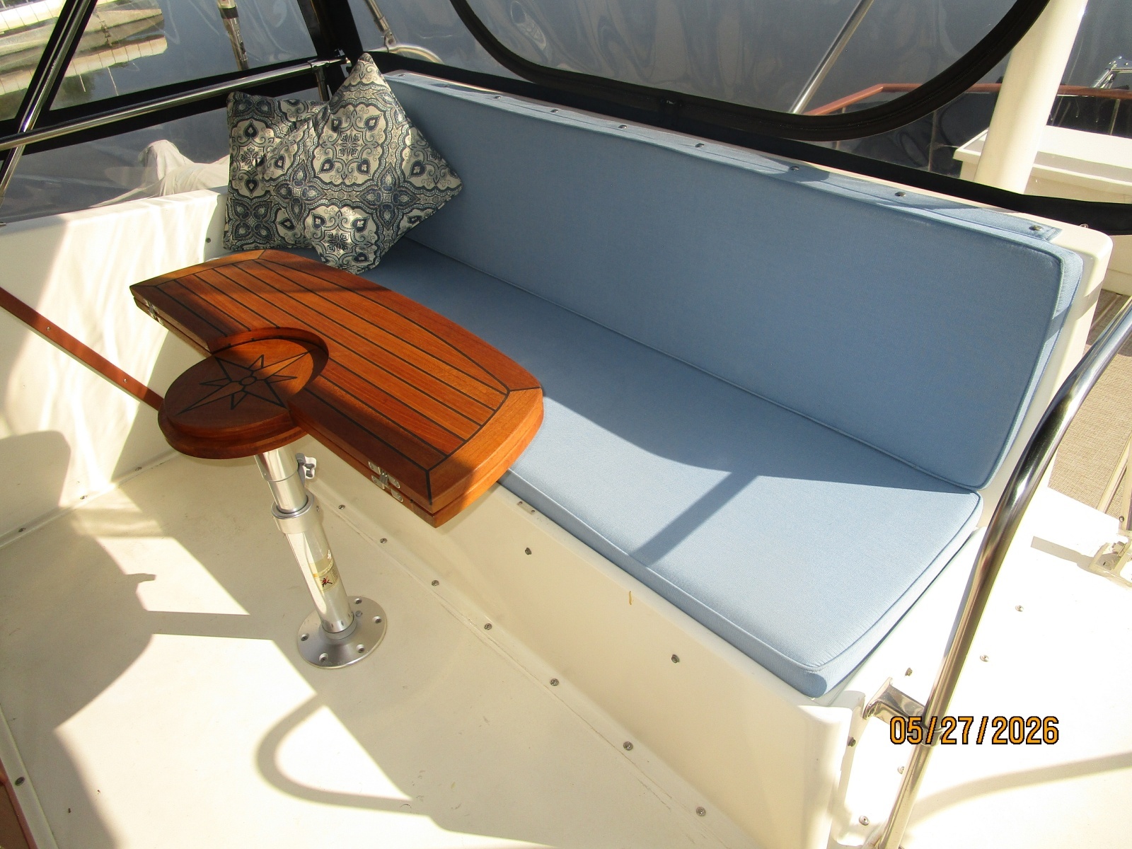 42' Hatteras flybridge aft seating1