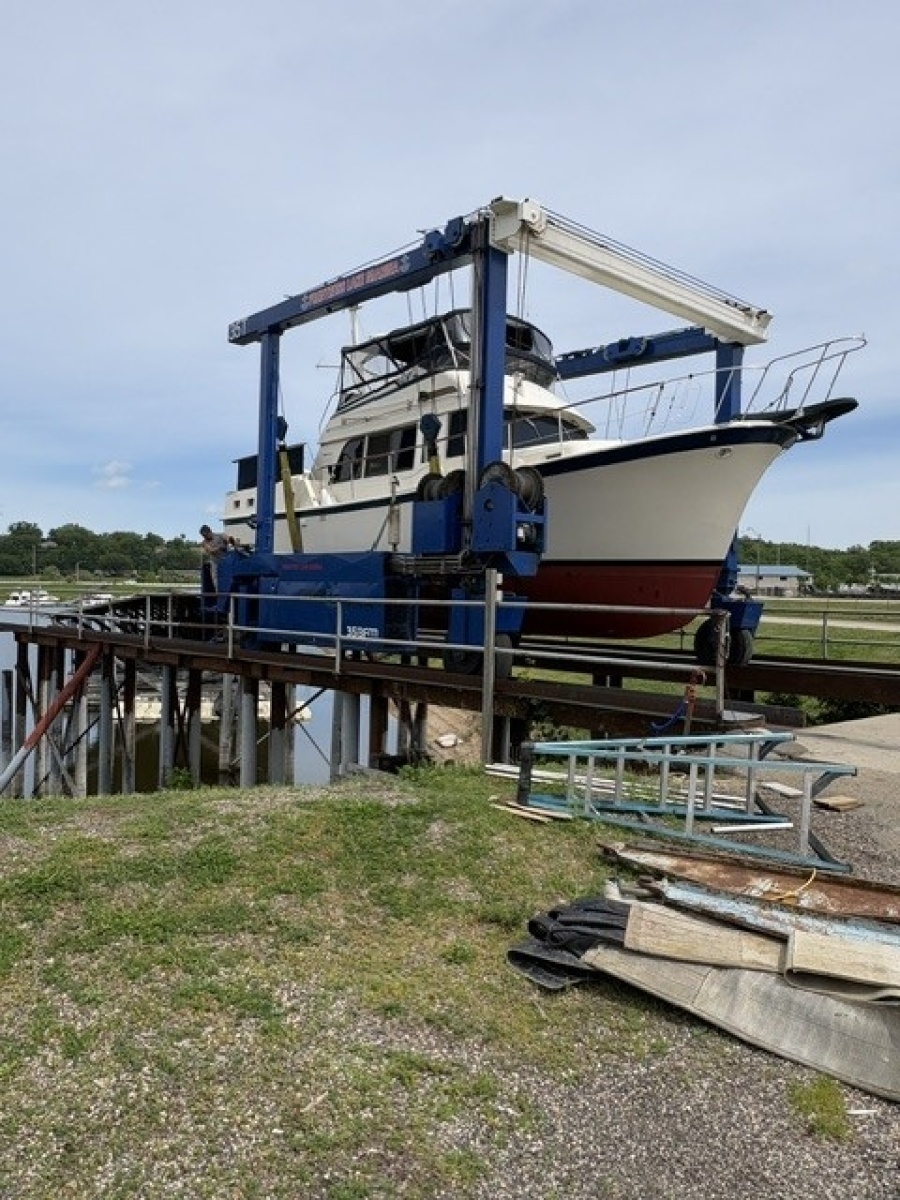 42' Hatteras hauled out2