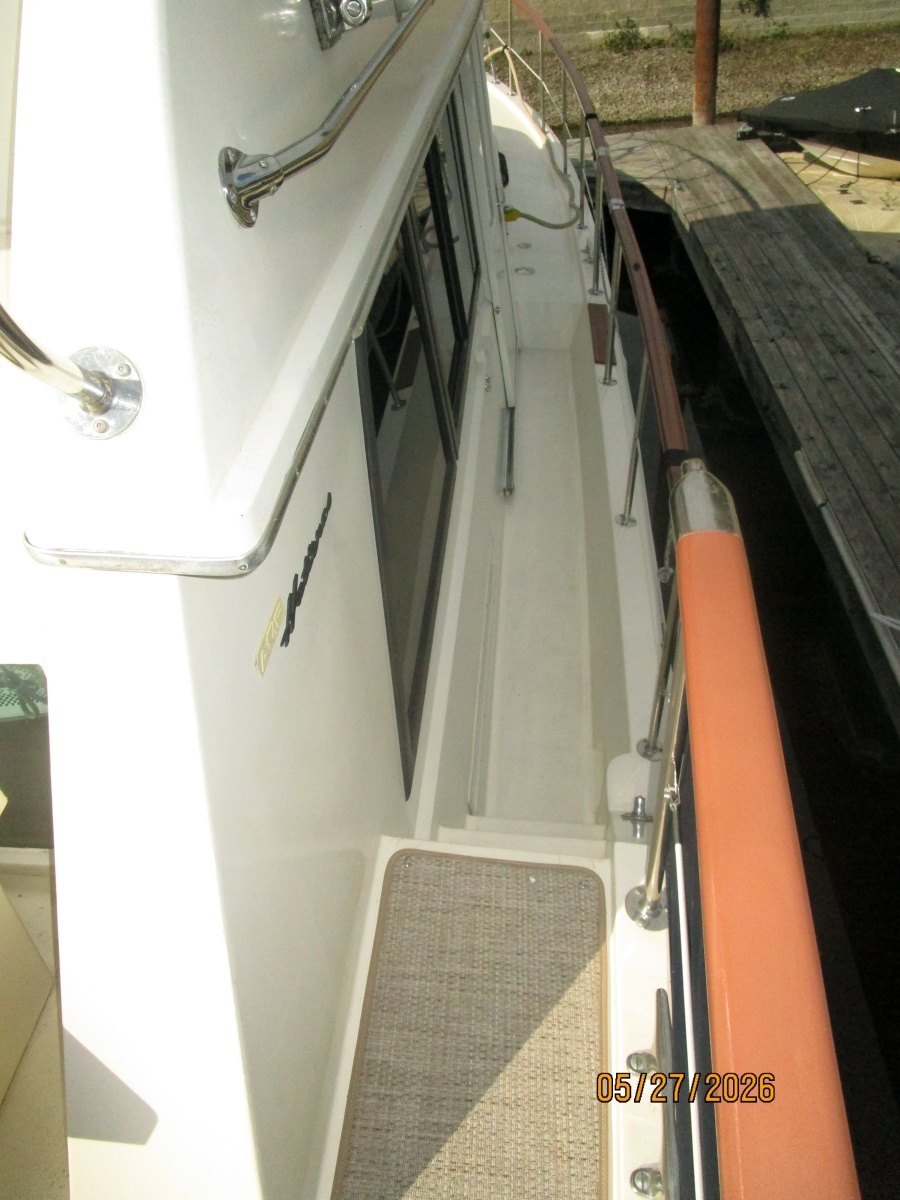 42' Hatteras starboard side deck1