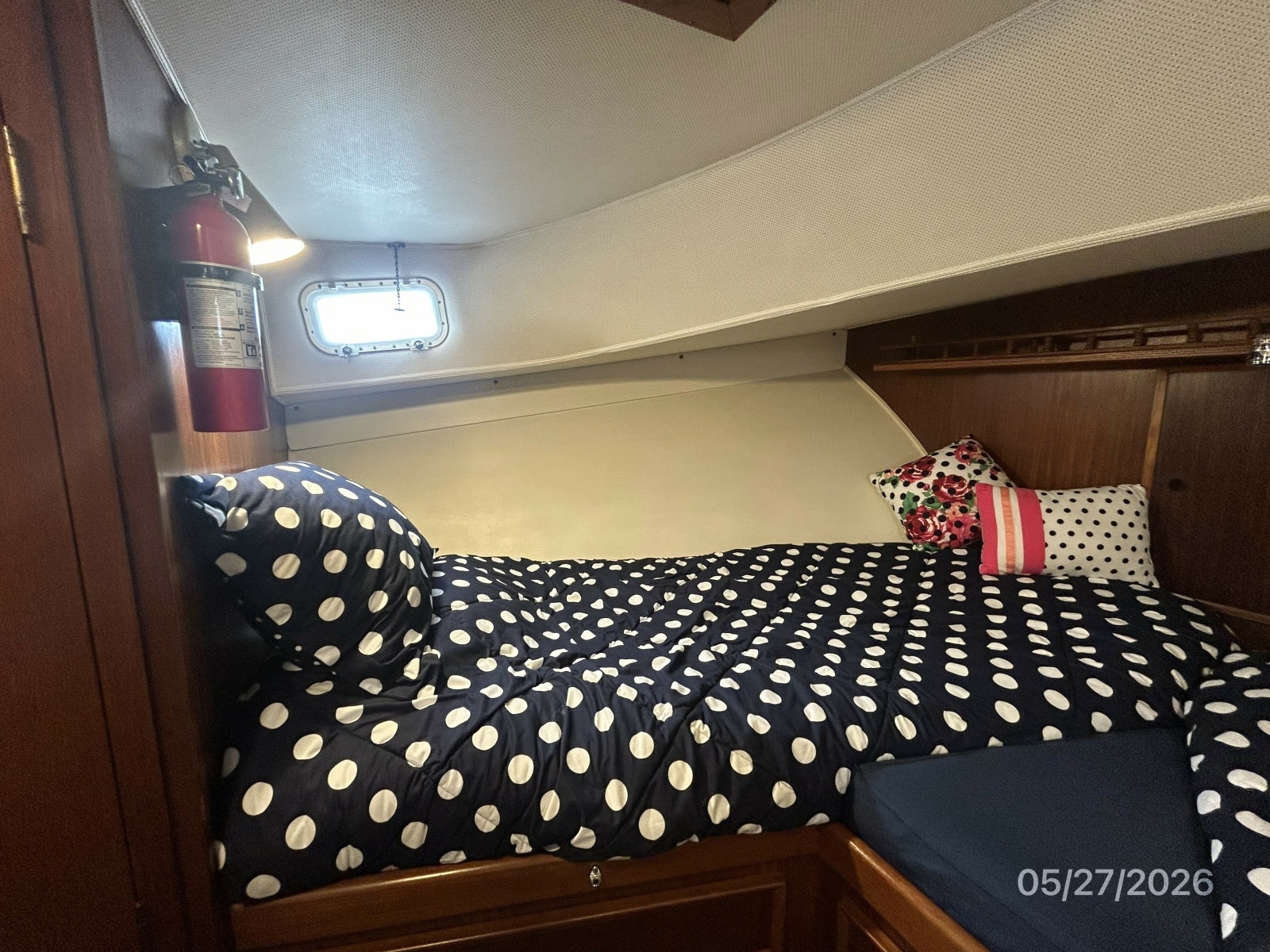 42' Hatteras guest stateroom port