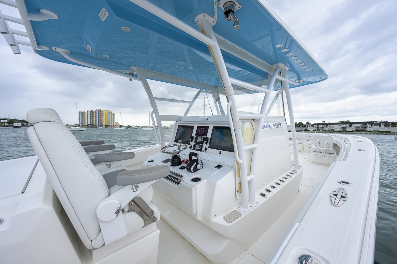 42' 2019 Invincible 42 Open