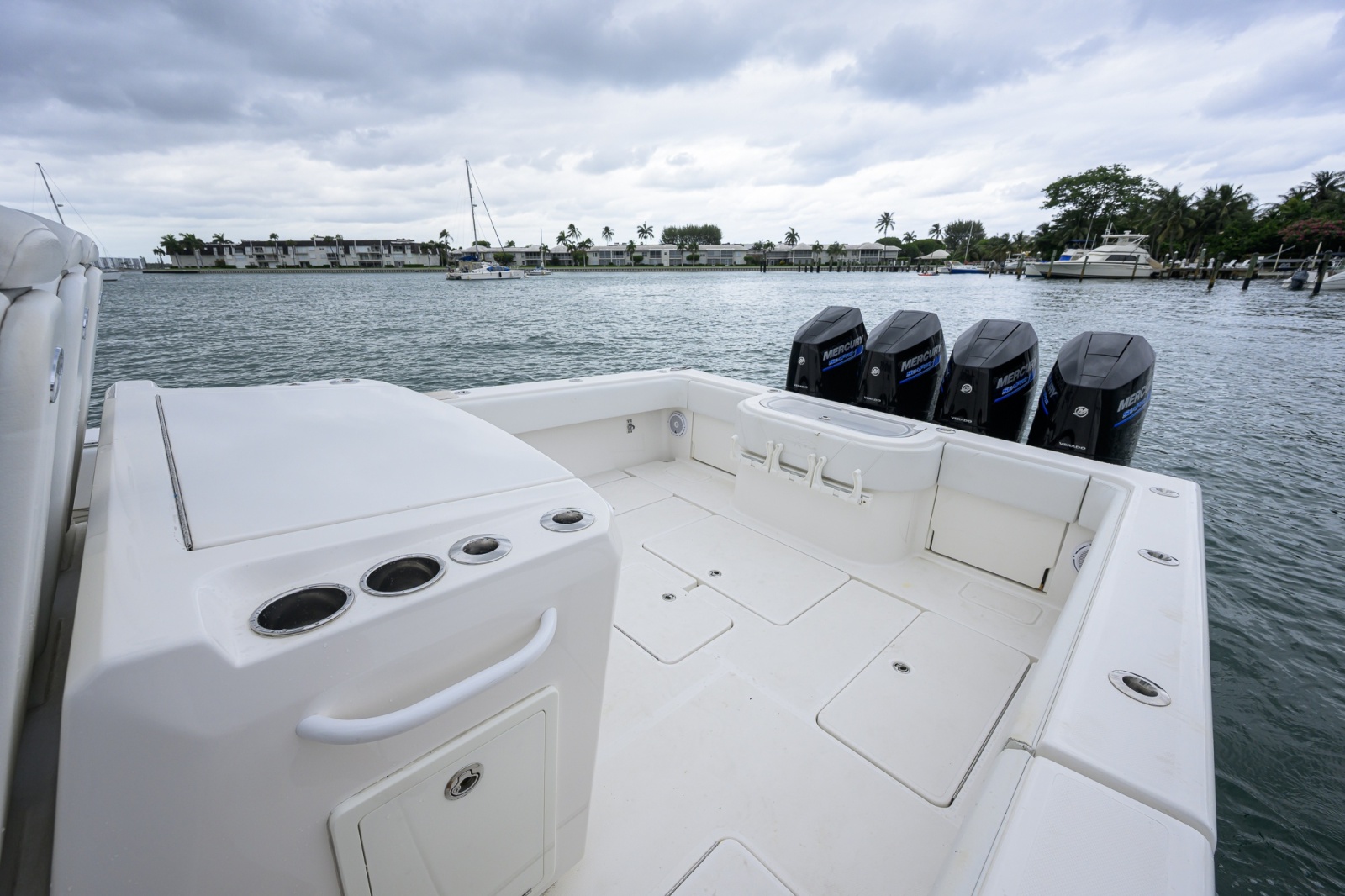 42' 2019 Invincible 42 Open