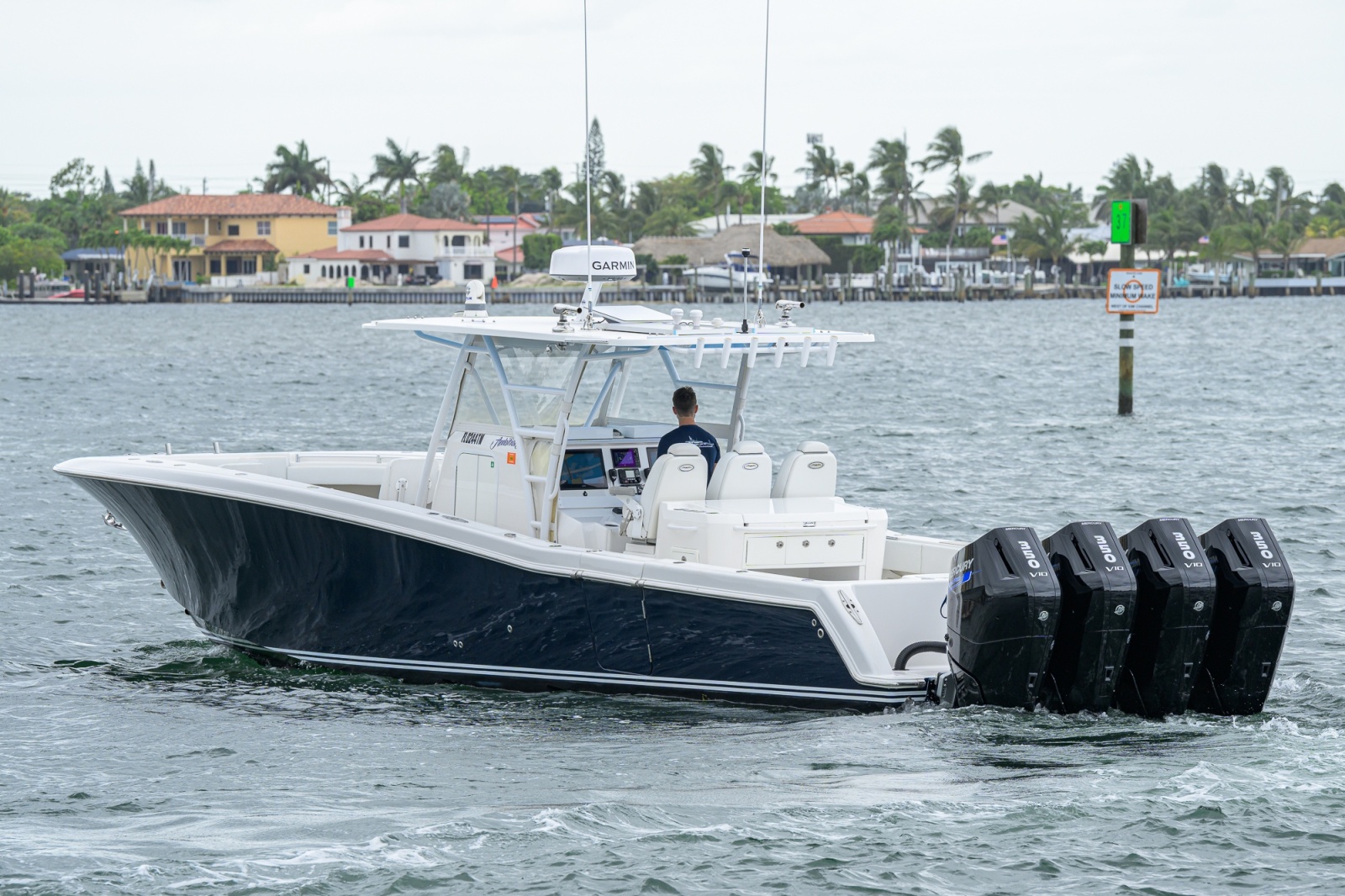42' 2019 Invincible 42 Open