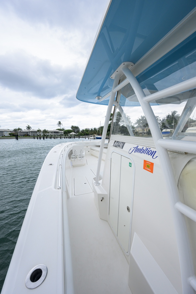 42' 2019 Invincible 42 Open
