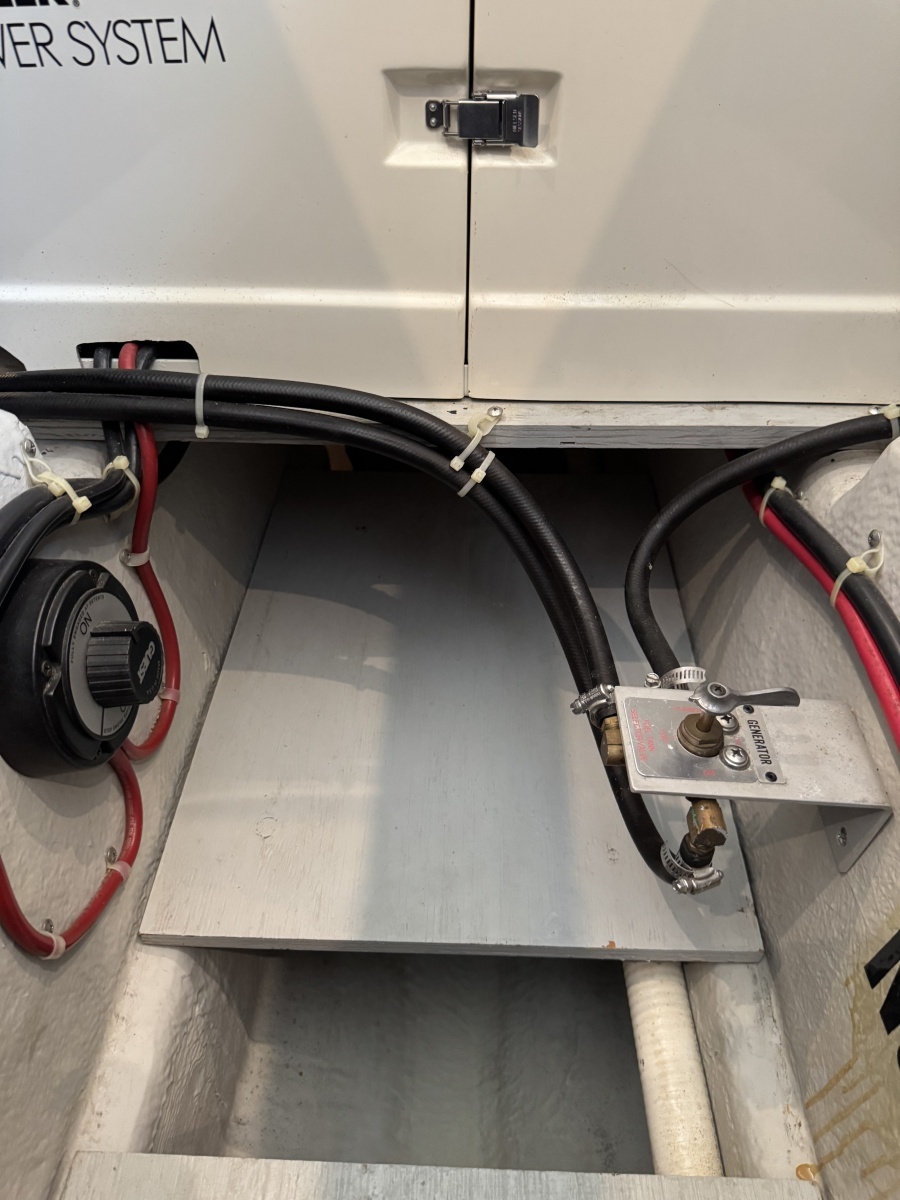 1999 Carver 406 Aft Cabin Motor Yacht