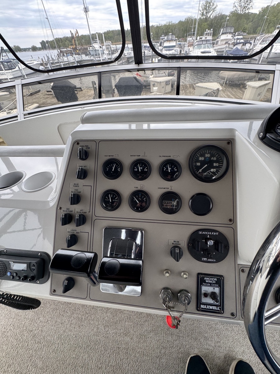 1999 Carver 406 Aft Cabin Motor Yacht