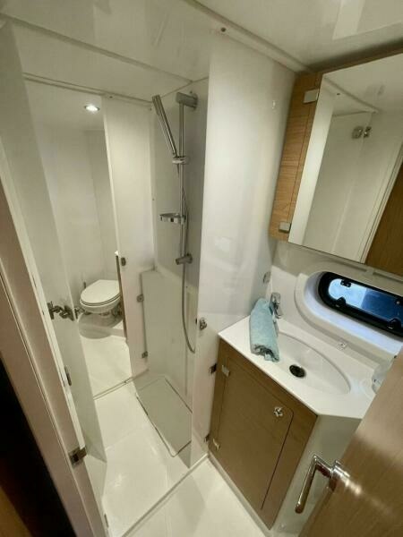 Bali 4.2 Stbd Heads & Shower