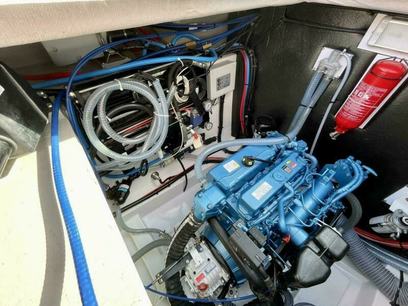 Bali 4.2 Engine Room