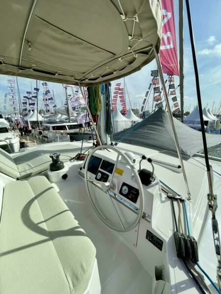 Bali 4.2 Flybridge Helm 2