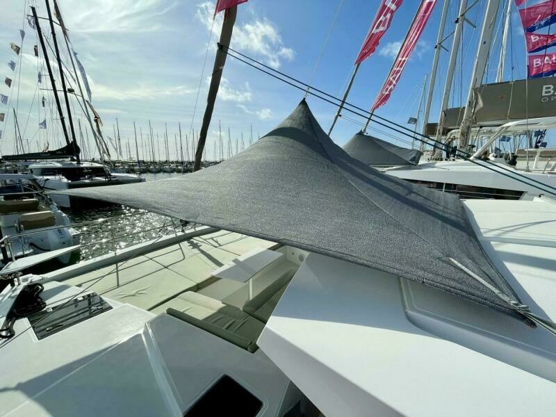 Bali 4.2 Foredeck Lounge 3
