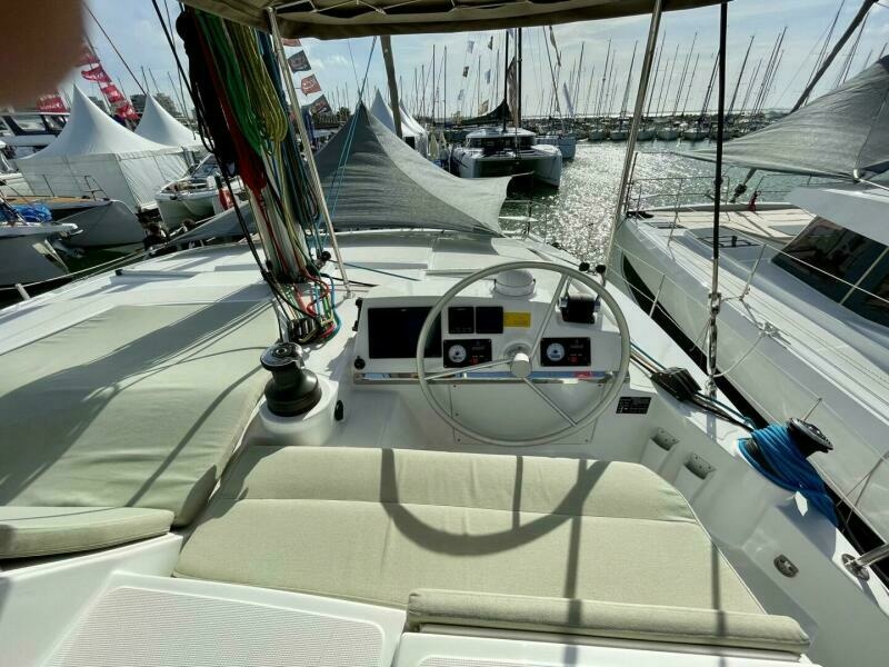 Bali 4.2 Flybridge Helm