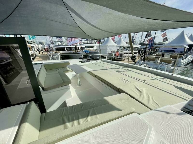 Bali 4.2 Foredeck Lounge 1