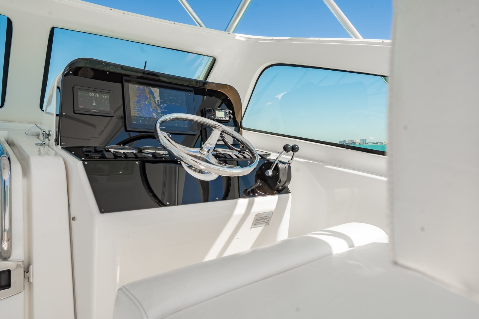 2004 Luhrs 320 Open