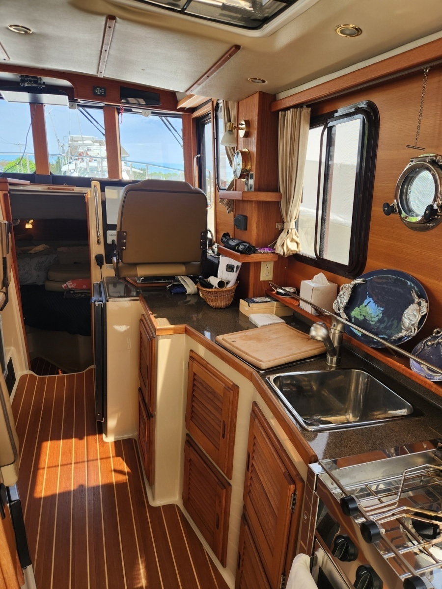 2019 Ranger Tugs R-31 CB