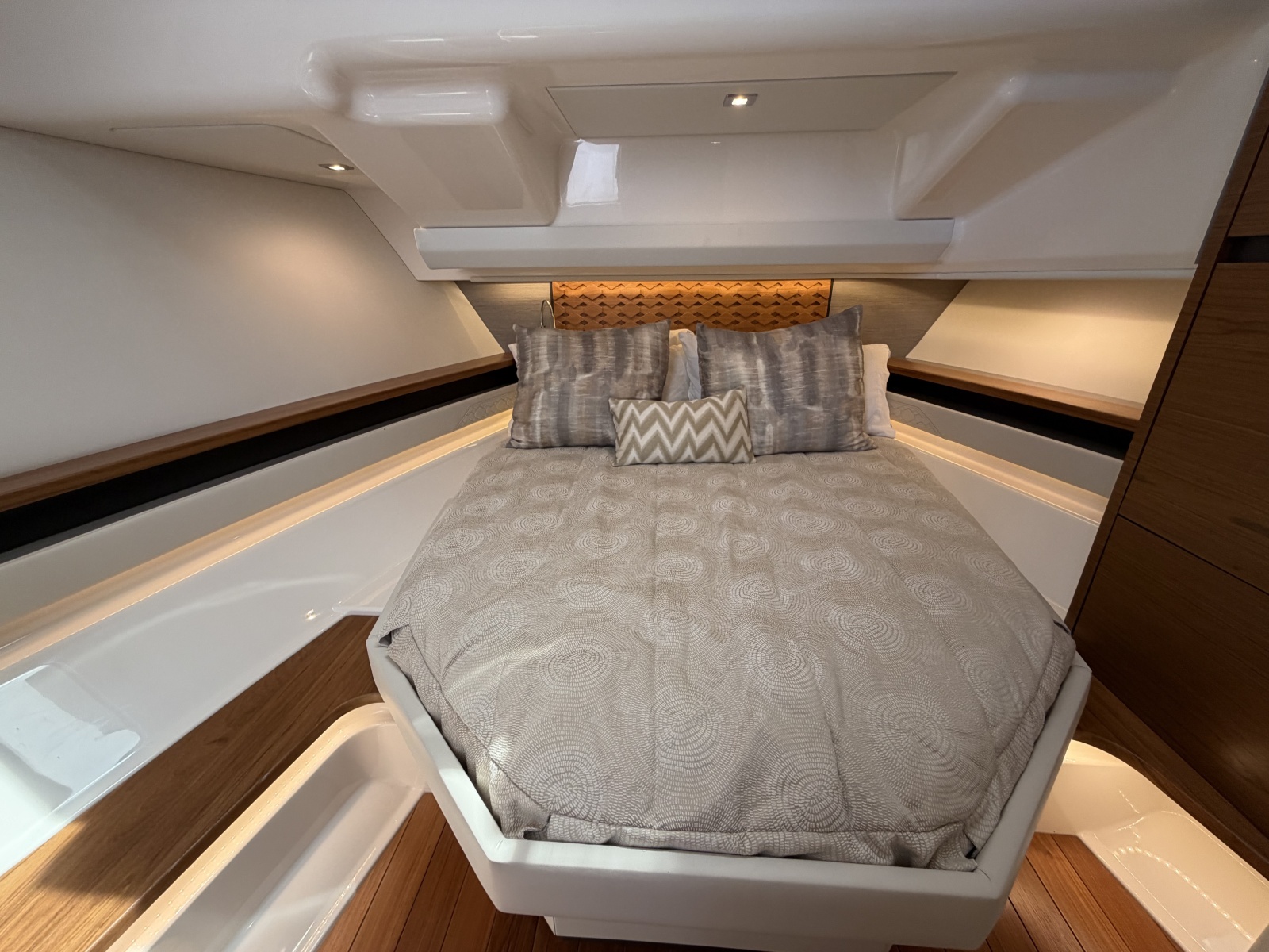 2023 Tiara Yachts 48 LS