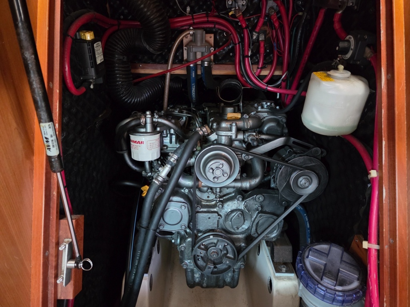 Engine compartment with Yanmar 4JH2-TE